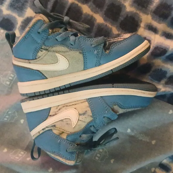 Nike Jordan 1 Mids &quot; Washed Denim&quot; Sizr 9C