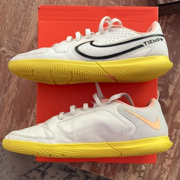 Nike JR legend 9 Tiempo Club boys futsal/indoor soccer shoes size 4Y