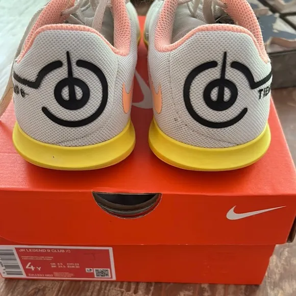 Nike JR legend 9 Tiempo Club boys futsal/indoor soccer shoes size 4Y
