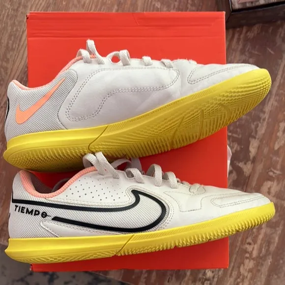 Nike JR legend 9 Tiempo Club boys futsal/indoor soccer shoes size 4Y