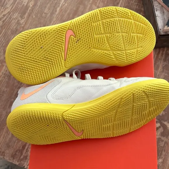 Nike JR legend 9 Tiempo Club boys futsal/indoor soccer shoes size 4Y