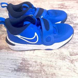 Nike Kids Blue Athletic basketball shoes size 5Y