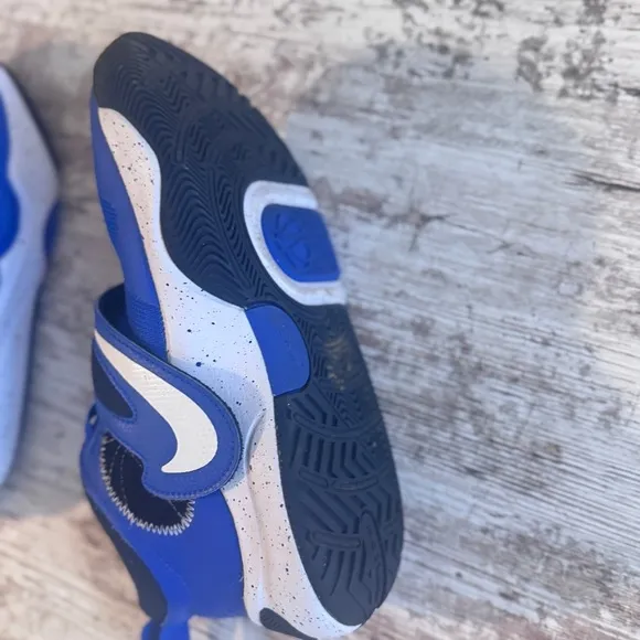 Nike Kids Blue Athletic basketball shoes size 5Y