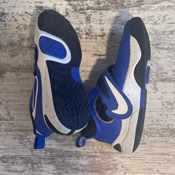 Nike Kids Blue Athletic basketball shoes size 5Y