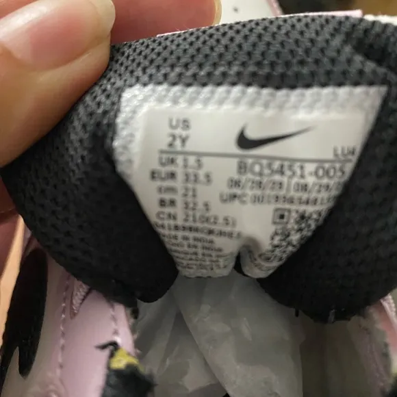 Nike Kids Shoes in Purple and White SIZE 2Y