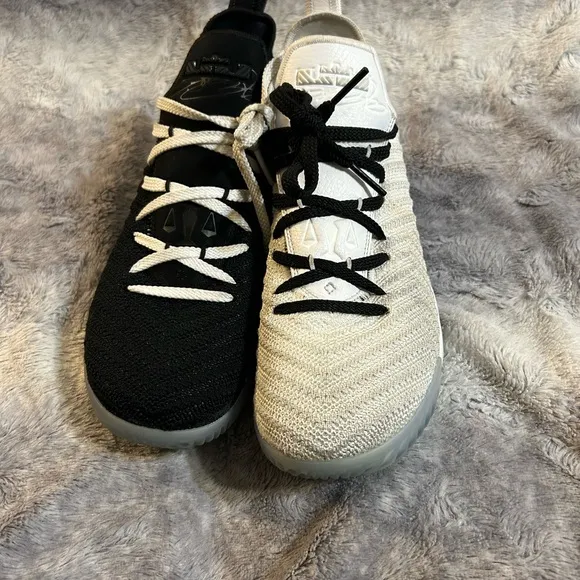 Nike LeBron 16 GS Equality Size 6.5y Vnds