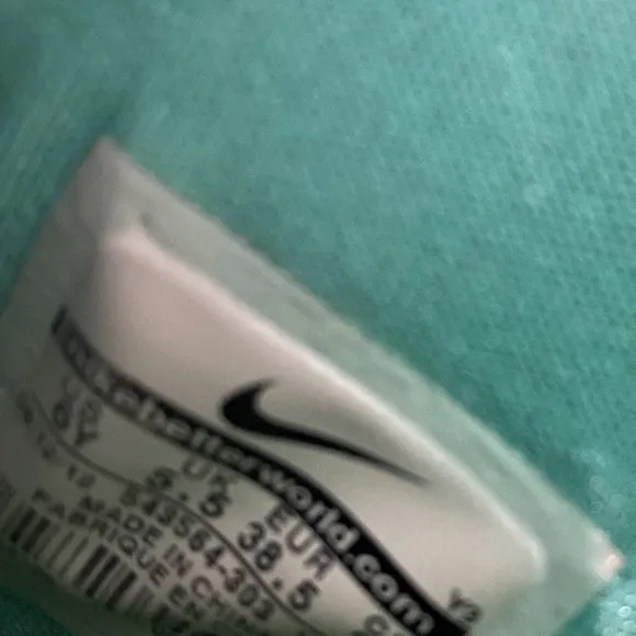 Nike LeBron green sneakers 6Y