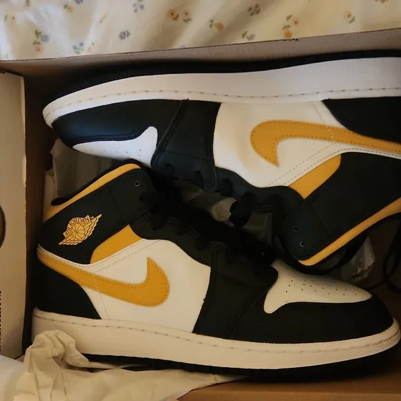 Nike Men's Black and Yellow High-Top Sneakers