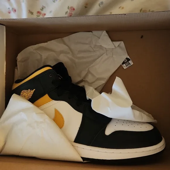 Nike Men's Black and Yellow High-Top Sneakers