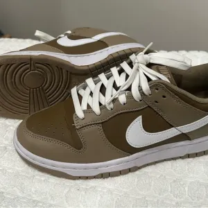 Nike Men's Brown and White Low Dunks  7.5