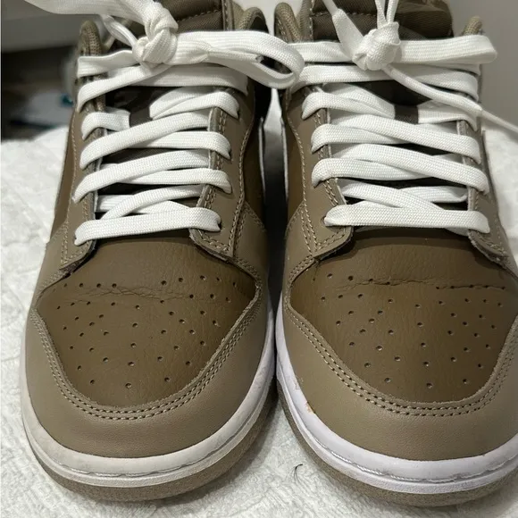 Nike Men's Brown and White Low Dunks  7.5