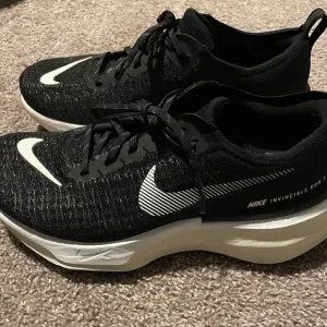Nike Men's Invincible 3 Running Shoes