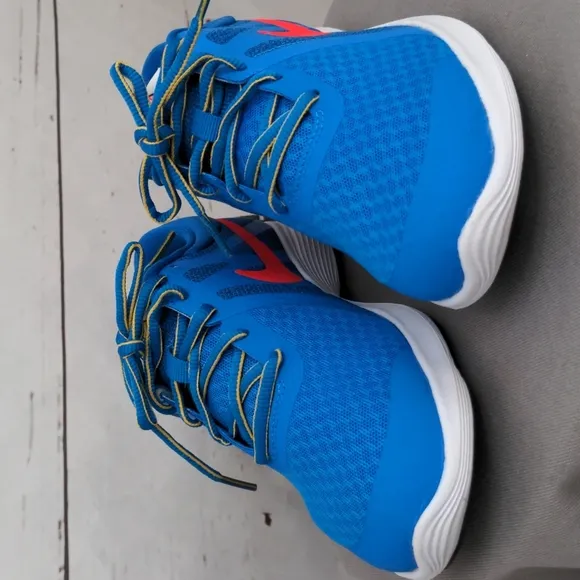 Nike Revolution 4 Youth Sneakers 5.5 or Womens 6.5