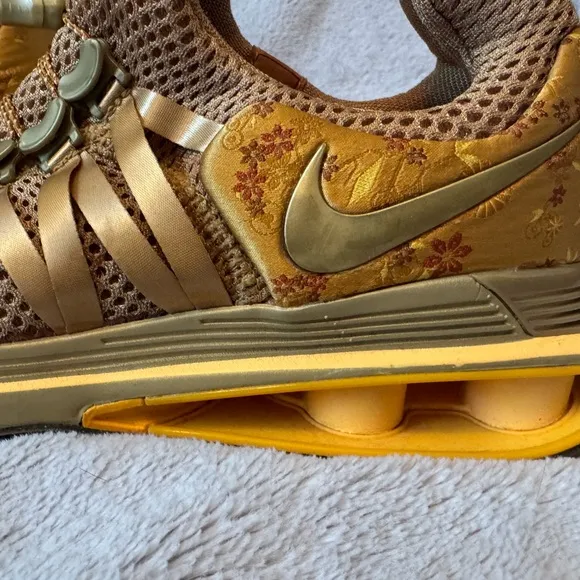 Nike Shox Gravity Gold Metallic Athletic Shoes Size 6.5