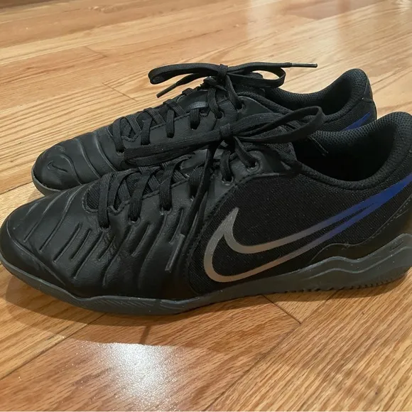 Nike Tiempo Legend Club Indoor Soccer Shoes and slides size 7