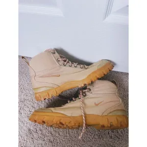 NIKE Vintage Regrind Women's Canvas Hiking Boots Tan Outdoor Trail Size 9.5