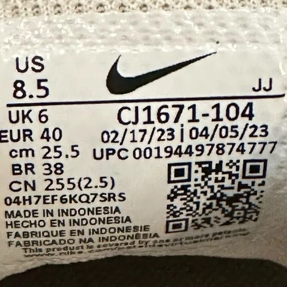 Nike Women's Air Max Fushion Cream and Black Sneakers
