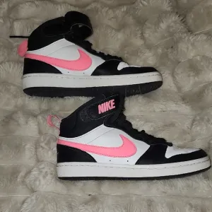 Nike Women's Black and Pink High-Top Sneakers