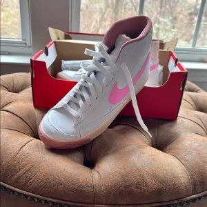 Nike Women's White and Pink Sneakers