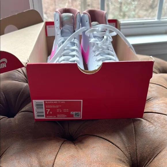 Nike Women's White and Pink Sneakers