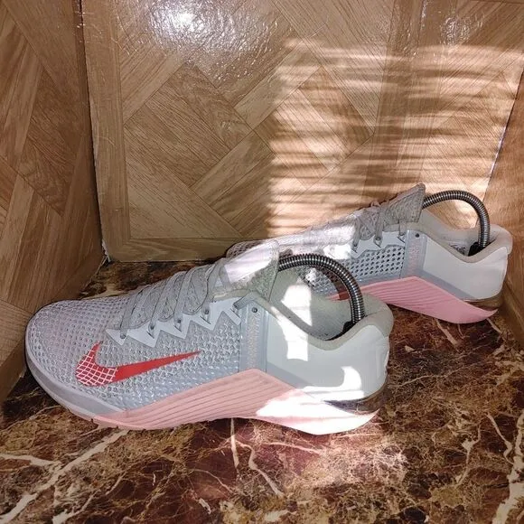 Nike women'smetcon 6 football AT3160 001 shoes sneaker size 9.5.   279
