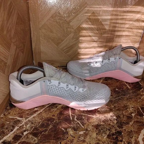 Nike women'smetcon 6 football AT3160 001 shoes sneaker size 9.5.   279