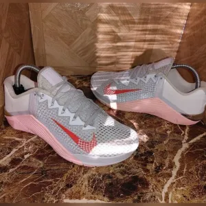 Nike women'smetcon 6 football AT3160 001 shoes sneaker size 9.5.   279