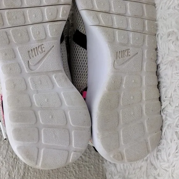 Nike Youth White Mesh Fabric Almond Toe Lace Up Platform Heel Athletic Sneaker