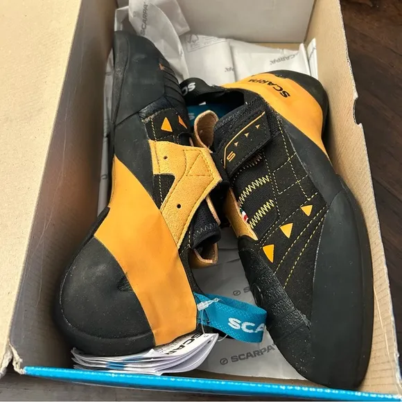 NWB Men’s Scarpa Instinct VS Climbing Shoes - Black and Orange (10) brand new