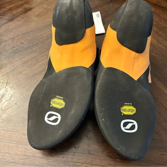 NWB Men’s Scarpa Instinct VS Climbing Shoes - Black and Orange (10) brand new