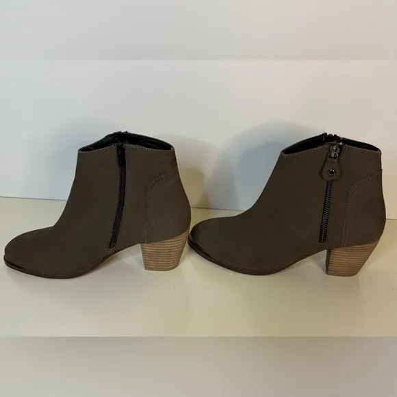 NWO Box Diba Womens Taupe Sequoia Suede Leather Block Heel Booties Size 8.5