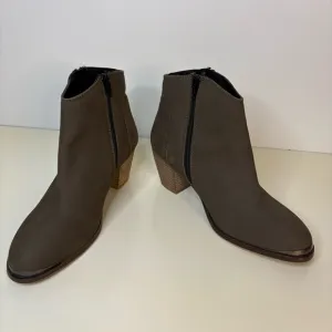 NWO Box Diba Womens Taupe Sequoia Suede Leather Block Heel Booties Size 8.5