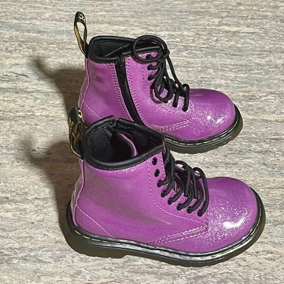 NWOB Dr. Martens 1460 Glitter T glossy violet ankle boots
