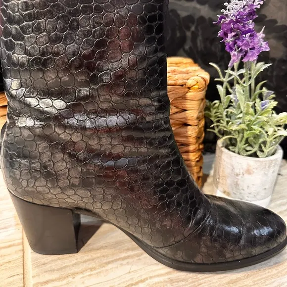NWOT Black ECCO 55 Cobra Leather Ankle Boots Size 40