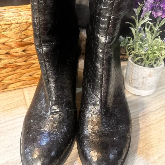 NWOT Black ECCO 55 Cobra Leather Ankle Boots Size 40