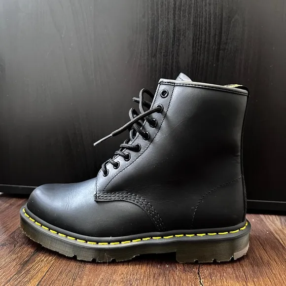 NWOT: Dr. Martens Unisex 1460 Boots