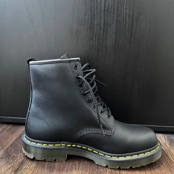 NWOT: Dr. Martens Unisex 1460 Boots