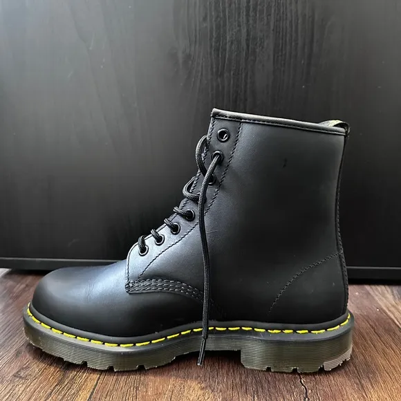 NWOT: Dr. Martens Unisex 1460 Boots