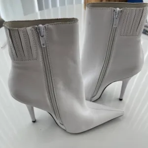 NWOT Jeffrey Campbell Elegant White Leather Ankle Boots
