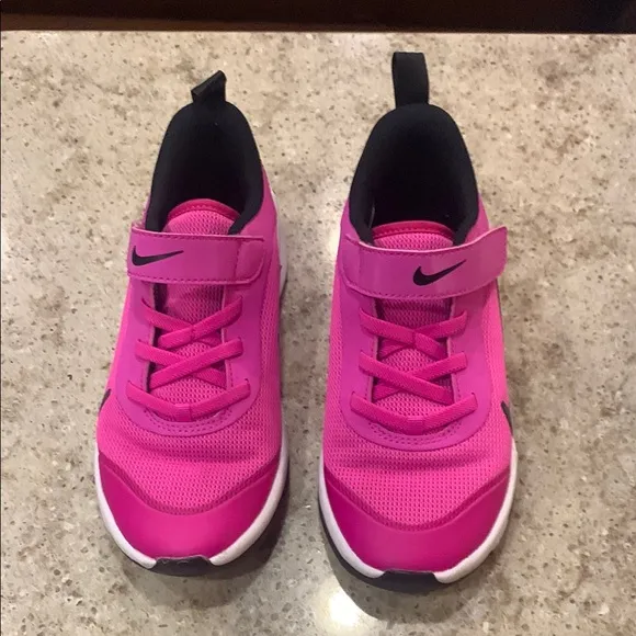 NWOT Nike Omni Multi-Court Pink Indoor Sneakers Size 13.5