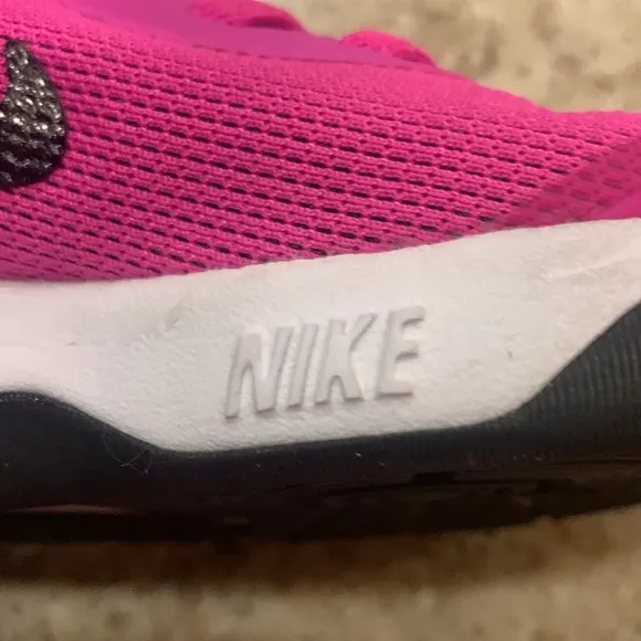 NWOT Nike Omni Multi-Court Pink Indoor Sneakers Size 13.5