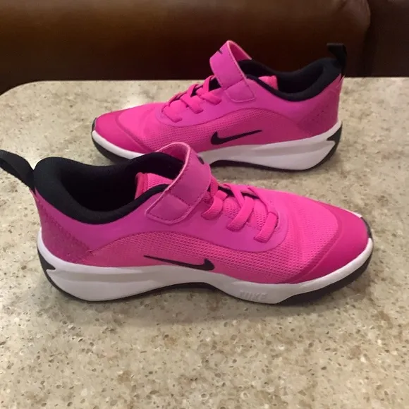 NWOT Nike Omni Multi-Court Pink Indoor Sneakers Size 13.5