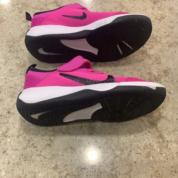 NWOT Nike Omni Multi-Court Pink Indoor Sneakers Size 13.5