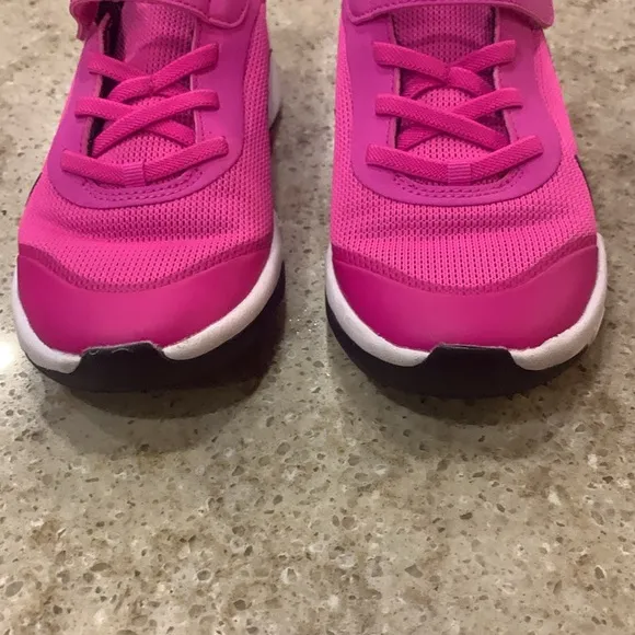 NWOT Nike Omni Multi-Court Pink Indoor Sneakers Size 13.5