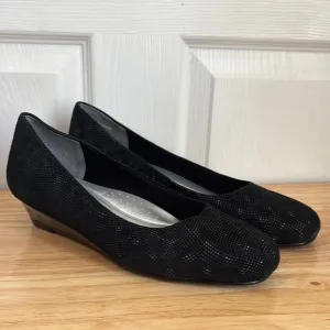 NWOT TROTTERS Lauren Black 3D Patent Suede Size 11 WIDE WIDTH Small Wedge