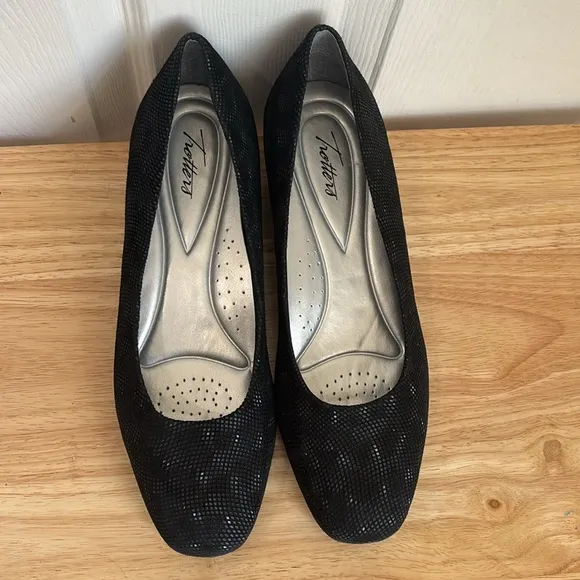 NWOT TROTTERS Lauren Black 3D Patent Suede Size 11 WIDE WIDTH Small Wedge