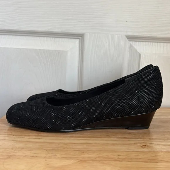 NWOT TROTTERS Lauren Black 3D Patent Suede Size 11 WIDE WIDTH Small Wedge
