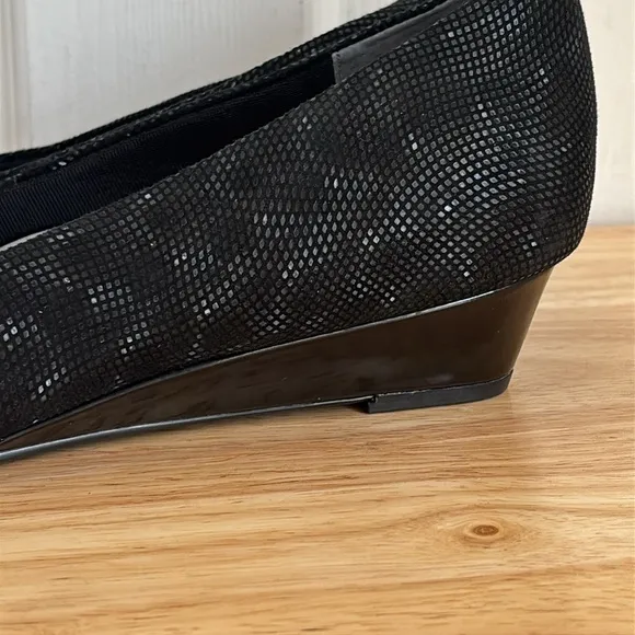 NWOT TROTTERS Lauren Black 3D Patent Suede Size 11 WIDE WIDTH Small Wedge