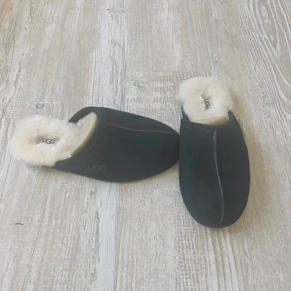 NWOT uggs men’s scuff black suede slippers