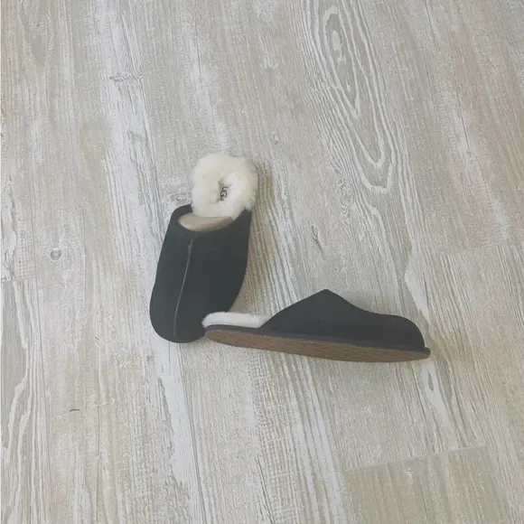 NWOT uggs men’s scuff black suede slippers